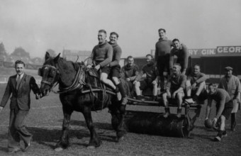 1936 година. Играчите на Бристол Сити подготвят терена преди мача.