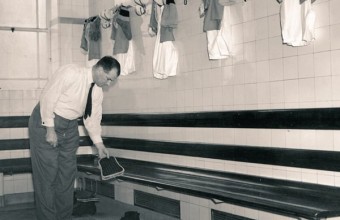 1938 година. Треньорът на Арсенал Том Уитакър подготвя съблекалнята. Тогава е било така. 