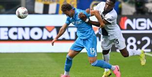 Наполи се препъна, но остана начело