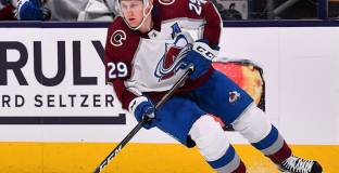 Макинън стана водещ голмайстор на Аваланч за всички времена 