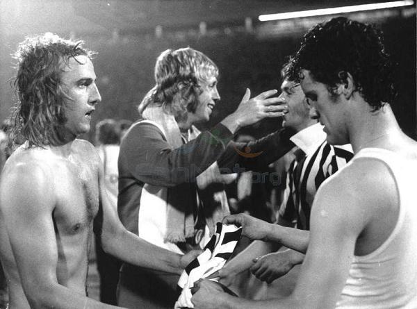 Аякс-Ювентус, финал за КЕШ 1973. Неескенс и Капело разменят фланелките си.