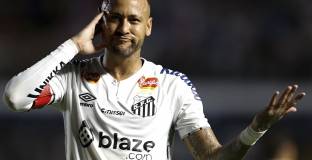 Изгониха Неймар за игра с ръка 