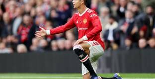 Невил: Роналдо не се държи като този, който игра с мен