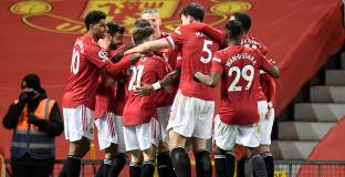 Невил: Ман Юнайтед трябва да спечели трофей 