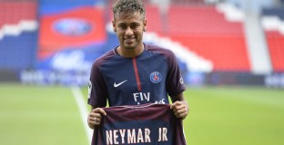 Неймар пя при запознанството си с новите съотборници (видео) 