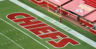 NFL премахна надписа „Край на расизма“ от игрището преди Супербоул 