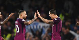 Невил: Стоунс и Отаменди ще струват титлата на Сити