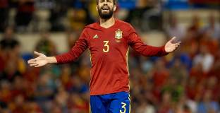 Испанските фенове освиркваха Пике по време на мача с Албания 