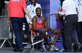 Ноа Лайлс бе изведен от стадиона с инвалидна количка след бягането на 200 м.