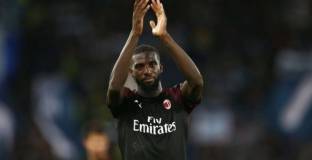 Милан се опитва да намали цената на Фабрегас и Бакайоко