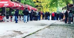 Два дни опашки за билети на Армията