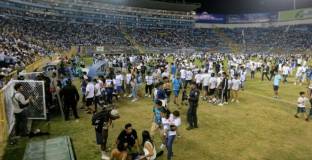 Трагедия с девет загинали помрачи мач в Салвадор 