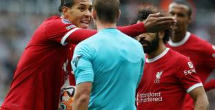 ФА обвини Ван Дайк в обида на рефера