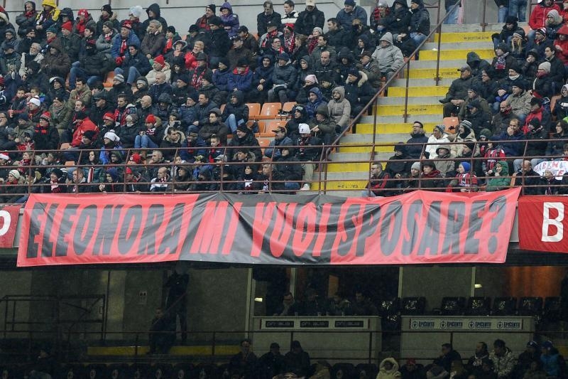 Оригинално предложение: фен на Милан чрез банер поиска ръката на приятелката си