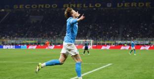 Мактоминей спаси Наполи и продължи лудата срия на Конте