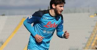 Бащата на Кварацхелия: Не искам Хвича да остава в Наполи