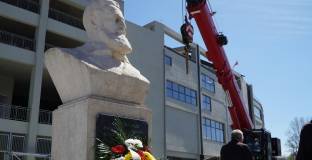 Паметникът на Христо Ботев се завърна на 