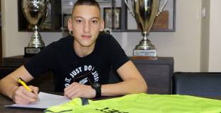 Младок подписа първия си професионален договор с Ботев Пловдив