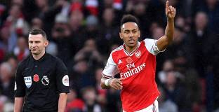 Арсенал не издържа до края срещу Уулвс