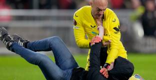  Фен на ПСВ получи три месеца затвор за нападение на вратаря на Севиля 