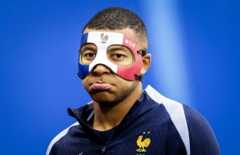 Появи се снимка на Мбапе с предпазната маска. 