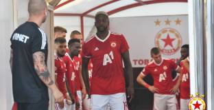 Играч ЦСКА бесен след смяна - рита докторска чанта и бутилки