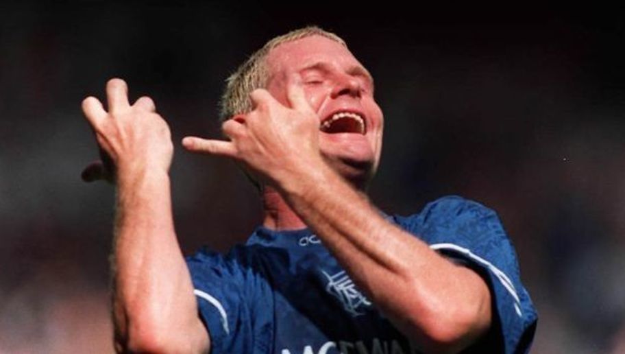 Пол Гаскойн "свири на флейта" в дербито Селтик - Рейнджърс от 1998г., за което е глобен. В Шотландия, флейтата е символ на победа на протестантството над католицизма през 17в.