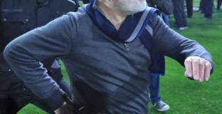 Футболен бос нахлу с пистолет на гръцко дерби 