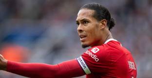 Фостър: Ван Дайк бе най-добрият защитник