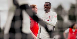 Хау обясни повратния момент в отношенията си с Исак