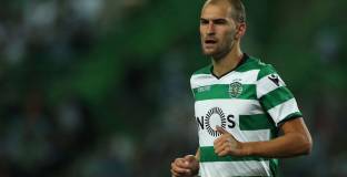 Евертън и Нюкасъл спорят за Дост 