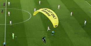 Парашутистът в мача Франция - Германия,  причинил травми на зрителите