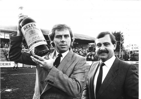 1986 година. Наставникът на Борнемут Хари Реднап е признат за мениджър на месеца. 