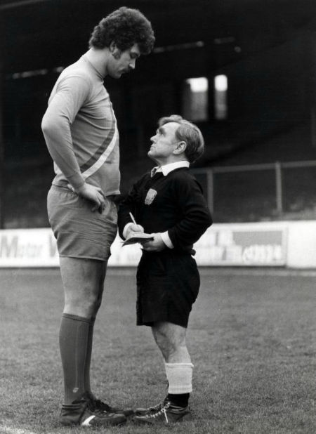 Реферът Джоуи Шеклфорд предупреждава Клайв Годард.