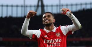 Арсенал подписа нов договор с Нелсън