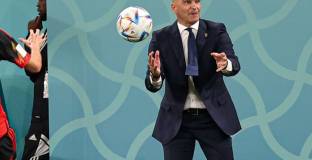  Мартинес пое националния на Португалия 