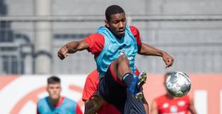 Запалиха автомобила на защитник на Брест