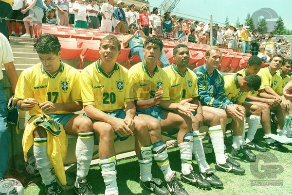 1994 година. 17-годишният Роналдо на пейката на селесао.