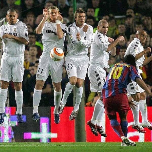 Роналдиньо разстрелва мадридските звезди. 