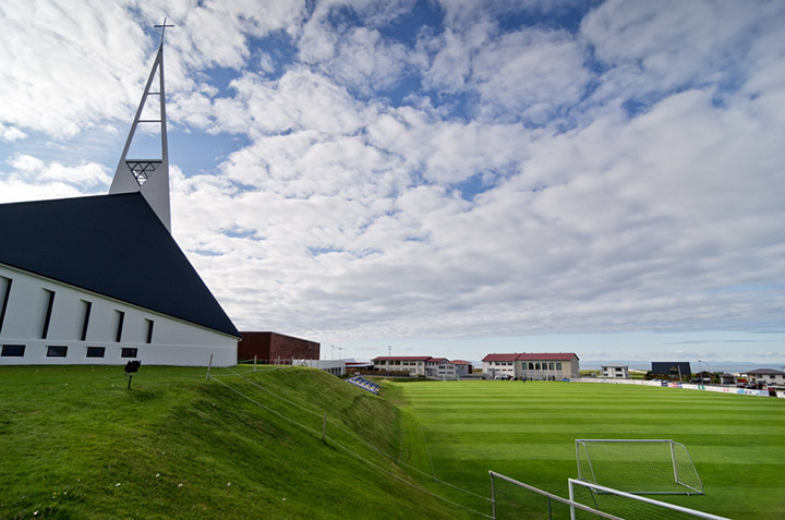 В Исландия има 20 стадиона, отговарящи на изискванията изискванията на УЕФА за международни мачове, 150 малки стадиона за деца и 130 зали, в които спокойно може да се играе футбол. 