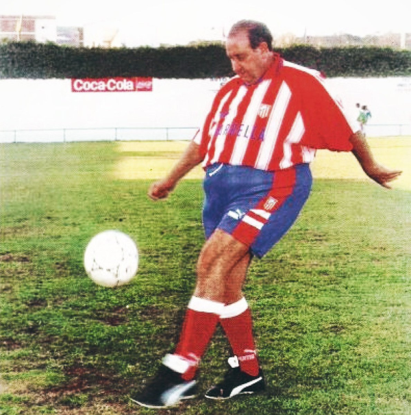 Бившият президент на Атлетико Хесус Хил показва техника. 