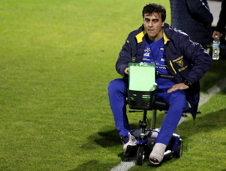 Треньорът на Еквадор тренира с помощта на мини-скутер, след като скъса сухожилие. 