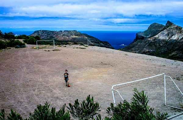 Остров Света Елена. До близкия материк има само 1800 км.