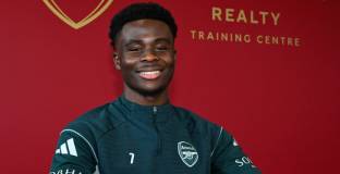 Арсенал потвърди новия договор на Сака