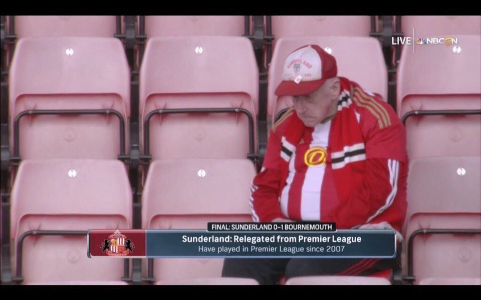 Фен на Съндърланд след изпадането на отбора. 