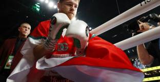 Алварес защити титлите си