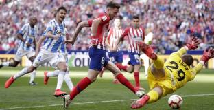 Атлетико продължи напрежението върху Барса с победа (видео)