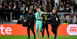 Шчесни се хвана за гърдите в мача със Спортинг и бе заменен 