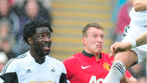 Фил Джоунс с нова странна физиономия по време на вчерашния мач със Суонзи Сити