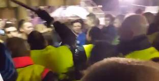 Стюарди биха с палки фенове на Челси 